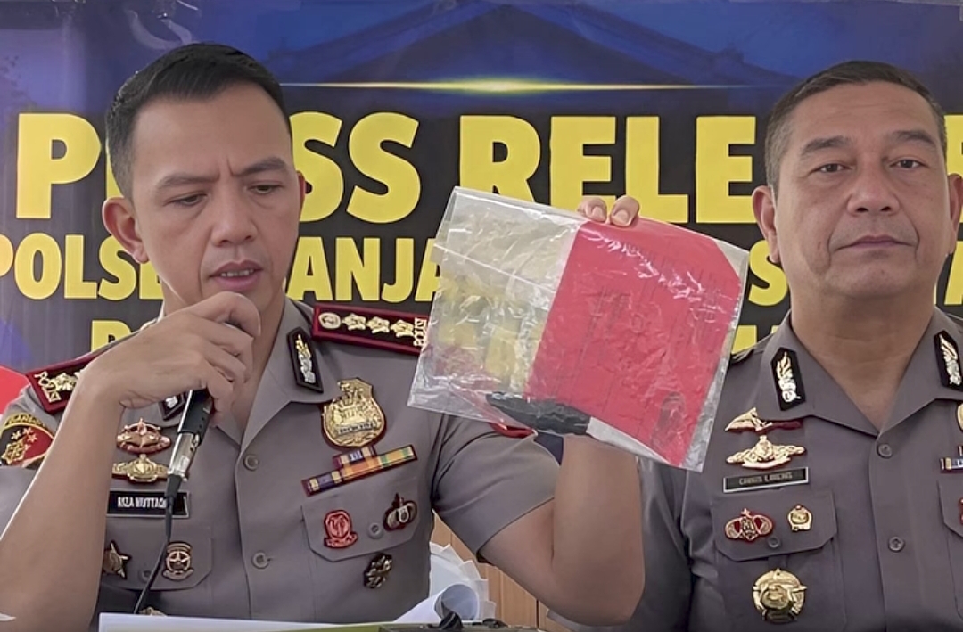 Doc. Kapolresta Banjarmasin Kombes Pol. Riza Muttaqin bersama jajaran kepolisian memperlihatkan barang bukti saat konferensi pers pengungkapan kasus pengeroyokan dan penusukan yang menewaskan Adi Imam Fizay alias Ijay di kawasan Mantuil, Banjarmasin Selatan. Dalam pengungkapan kasus tersebut, polisi menetapkan tiga orang sebagai tersangka.