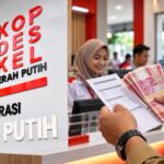 Doc. Ilustrasi pelayanan di Koperasi Desa/Kelurahan Merah Putih yang menggambarkan wacana penyaluran gaji aparatur sipil negara (ASN) melalui koperasi. Rencana tersebut masih dalam tahap pembahasan dan belum ditetapkan sebagai kebijakan yang berlaku bagi seluruh PNS. Foto merupakan ilustrasi, bukan dokumentasi pelaksanaan penyaluran gaji ASN melalui Kopdes Merah Putih.