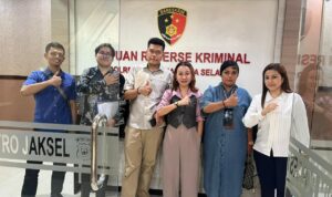 GPPMI Pertanyakan Penanganan Laporan Andreas Ginting di Polres Metro Jakarta Selatan Doc. Aktivis dan Tim Advokasi Hukum Gerakan Pemuda Peduli Masyarakat Indonesia (GPPMI) berfoto bersama dalam rangka mengawal perkembangan laporan polisi yang disampaikan Andreas Ginting di Polres Metro Jakarta Selatan. GPPMI meminta penjelasan resmi mengenai status dan tahapan penanganan laporan, termasuk kejelasan pelaksanaan gelar perkara, serta mendorong proses hukum berjalan secara profesional, transparan, dan sesuai ketentuan yang berlaku.