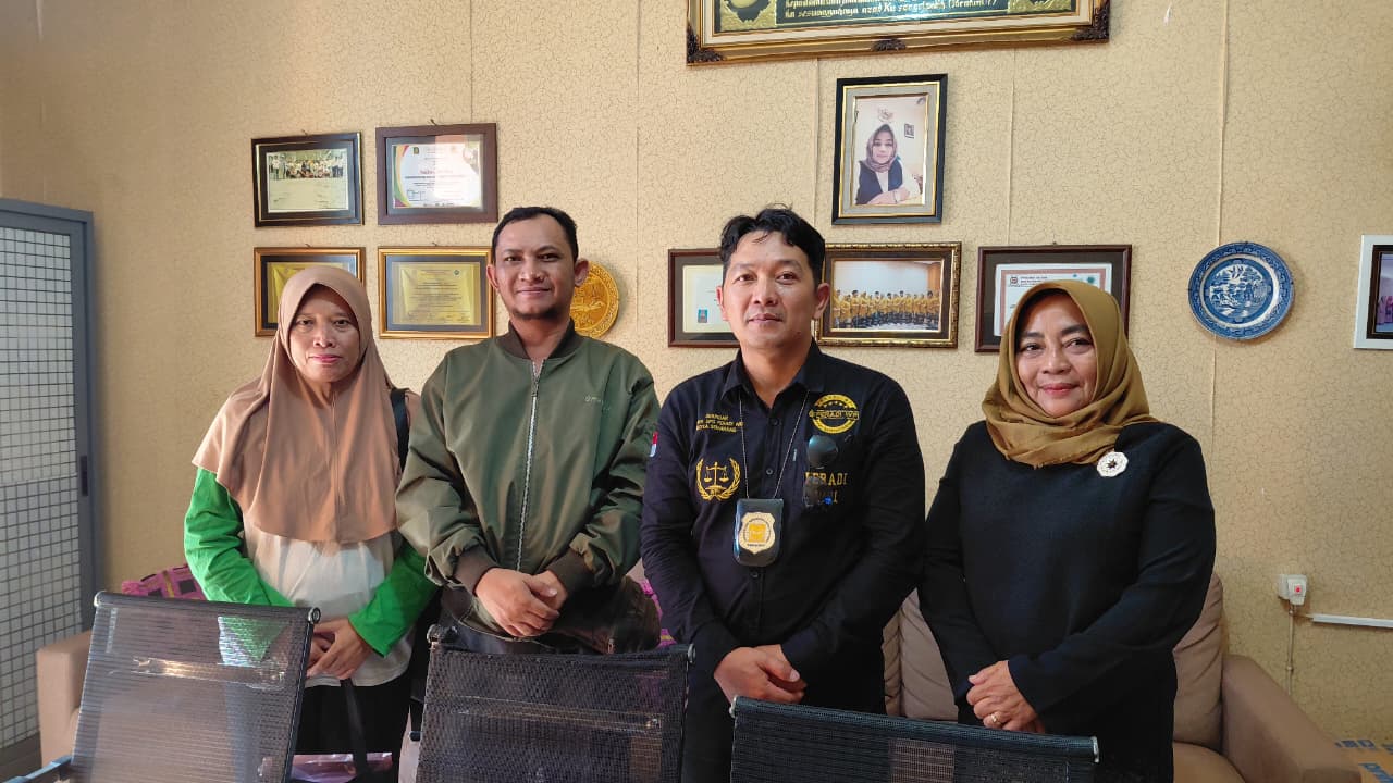 Doc. Sukindar, S.H., Wakil Ketua Umum DPP FERADI WPI, bersama Notaris dan PPAT Dina Ismawati, S.H., M.H., berfoto bersama di Kantor Ngaliyan Square, Kecamatan Ngaliyan, Kota Semarang, Senin (19/10/2026), dalam rangka kegiatan penanganan perjanjian pisah harta. Kegiatan ini berkaitan dengan pengaturan harta dan tanggung jawab keuangan pasangan sebagai bagian dari perencanaan hukum untuk keluarga dan kepentingan usaha.