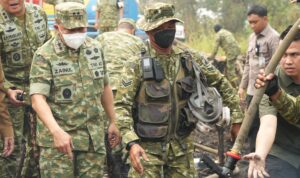 Doc. Kepala Staf Angkatan Darat (Kasad) Jenderal TNI Tandyo Budi Revita bersama Kepala BNPB dan rombongan meninjau lokasi penanganan kebakaran hutan dan lahan (karhutla) di Jalan Trans Kalimantan, Kabupaten Banjar, Kalimantan Selatan, serta Desa Gohong, Kecamatan Kahayan Hilir, Kabupaten Pulang Pisau, Kalimantan Tengah, Senin (19/10/2026). Peninjauan dilakukan untuk melihat kondisi lapangan dan membahas koordinasi penanganan serta pencegahan karhutla bersama unsur TNI, Polri, pemerintah daerah, dan instansi terkait.