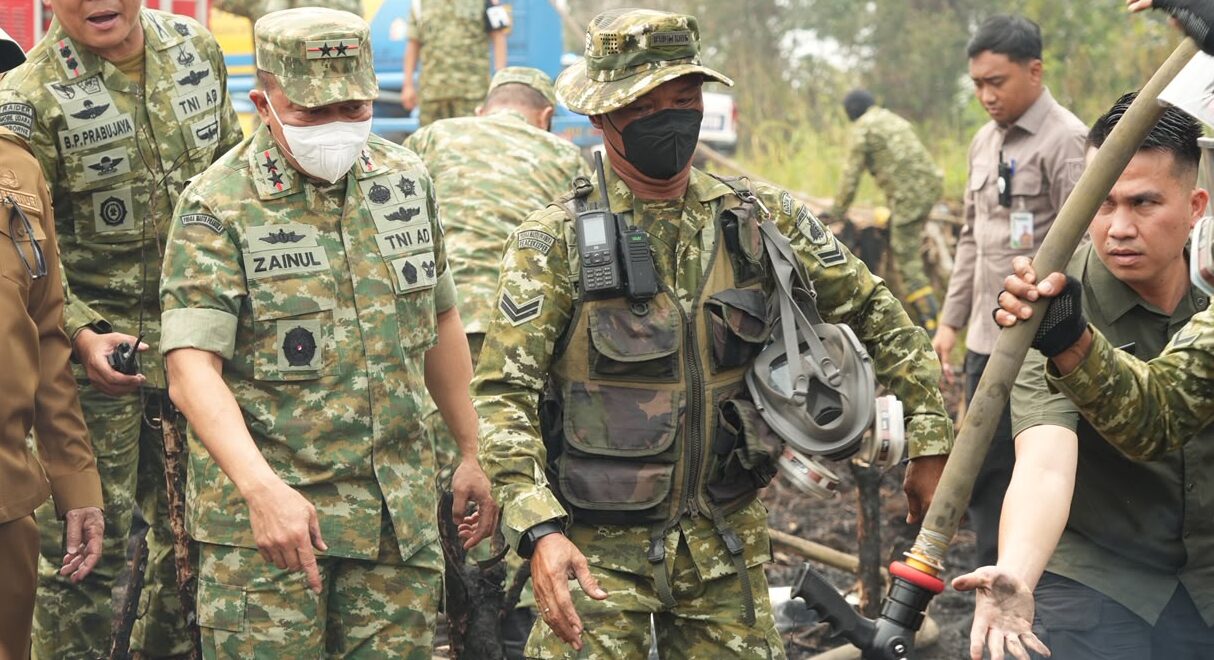 Doc. Kepala Staf Angkatan Darat (Kasad) Jenderal TNI Tandyo Budi Revita bersama Kepala BNPB dan rombongan meninjau lokasi penanganan kebakaran hutan dan lahan (karhutla) di Jalan Trans Kalimantan, Kabupaten Banjar, Kalimantan Selatan, serta Desa Gohong, Kecamatan Kahayan Hilir, Kabupaten Pulang Pisau, Kalimantan Tengah, Senin (19/10/2026). Peninjauan dilakukan untuk melihat kondisi lapangan dan membahas koordinasi penanganan serta pencegahan karhutla bersama unsur TNI, Polri, pemerintah daerah, dan instansi terkait.
