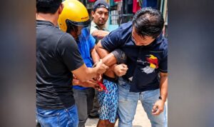 Doc. Petugas bersama sejumlah orang mengamankan seorang pria dalam pengungkapan kasus dugaan pencurian dengan kekerasan terhadap pengemudi ojek online di kawasan Tanjung Priok, Jakarta Utara. Dalam perkara ini, polisi telah menangkap dua orang yang diduga terlibat, sementara satu orang lainnya masih dalam pencarian. Foto merupakan ilustrasi hasil penyuntingan berbasis foto asli dan bukan dokumentasi tambahan dari lokasi kejadian.