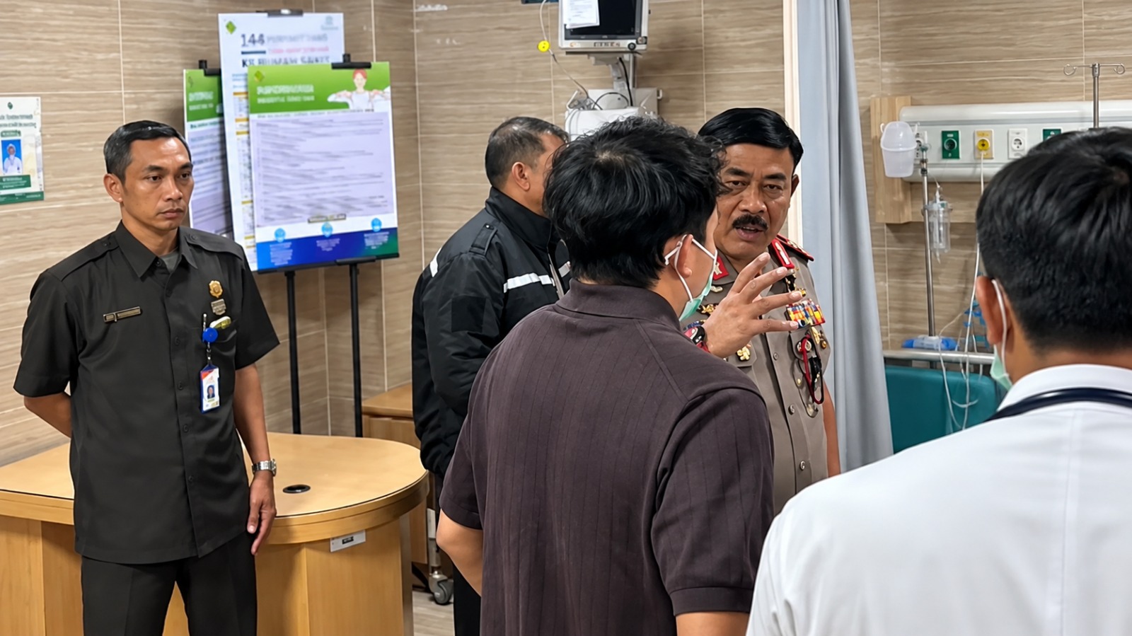 Doc. Suasana di rumah sakit saat Bharada Laurencius Valdo Fernandez Lewai dibawa untuk mendapatkan penanganan medis setelah insiden penembakan di Tangerang Selatan.