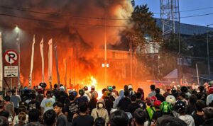 Doc. Kobaran api dan kepulan asap terlihat di tengah kerumunan warga saat kericuhan di kawasan Manggarai, Jakarta Selatan, Minggu (18/10/2026). Peristiwa tawuran tersebut dilaporkan berdampak pada sejumlah tempat usaha warga, termasuk sebuah konter telepon seluler yang mengalami kerusakan dan penjarahan.