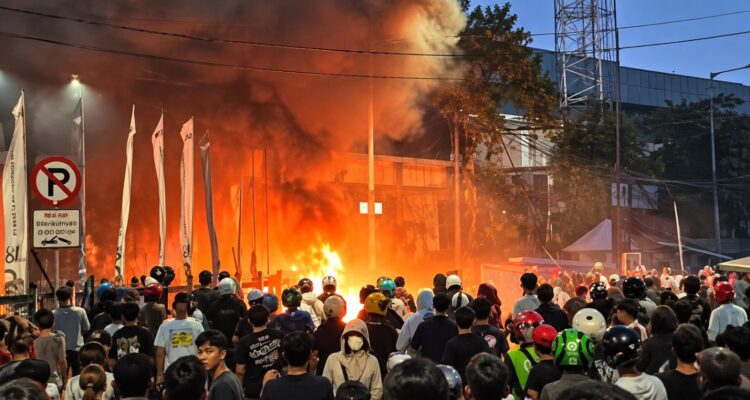 Doc. Kobaran api dan kepulan asap terlihat di tengah kerumunan warga saat kericuhan di kawasan Manggarai, Jakarta Selatan, Minggu (18/10/2026). Peristiwa tawuran tersebut dilaporkan berdampak pada sejumlah tempat usaha warga, termasuk sebuah konter telepon seluler yang mengalami kerusakan dan penjarahan.