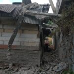 Doc. Salah satu rumah warga di Jalan Lawa Lenggong, Kelurahan Tenda, Ruteng, Kabupaten Manggarai, yang berada di sekitar bangunan rusak pascagempa Flores 15 Agustus 2026. Warga mengkhawatirkan kondisi bangunan yang dilaporkan miring ke arah rumah mereka dan berharap pemeriksaan serta penanganan segera dilakukan guna memastikan keselamatan penghuni.