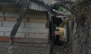 Doc. Salah satu rumah warga di Jalan Lawa Lenggong, Kelurahan Tenda, Ruteng, Kabupaten Manggarai, yang berada di sekitar bangunan rusak pascagempa Flores 15 Agustus 2026. Warga mengkhawatirkan kondisi bangunan yang dilaporkan miring ke arah rumah mereka dan berharap pemeriksaan serta penanganan segera dilakukan guna memastikan keselamatan penghuni.