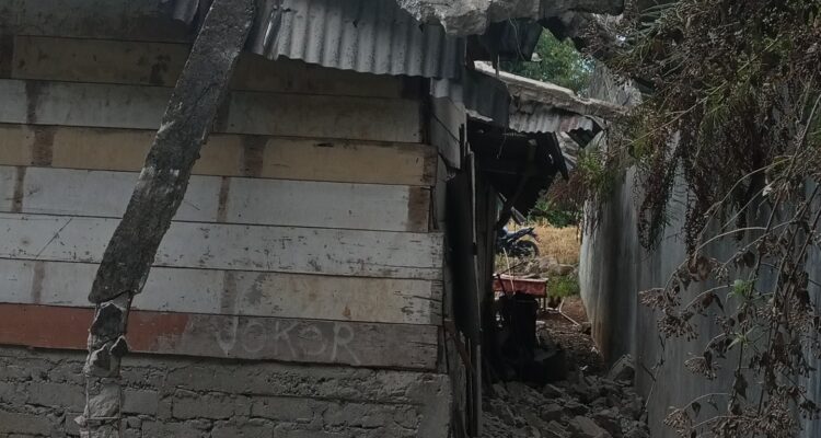 Doc. Salah satu rumah warga di Jalan Lawa Lenggong, Kelurahan Tenda, Ruteng, Kabupaten Manggarai, yang berada di sekitar bangunan rusak pascagempa Flores 15 Agustus 2026. Warga mengkhawatirkan kondisi bangunan yang dilaporkan miring ke arah rumah mereka dan berharap pemeriksaan serta penanganan segera dilakukan guna memastikan keselamatan penghuni.