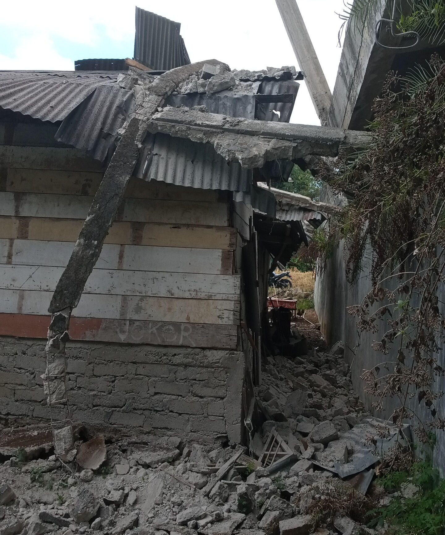 Doc. Salah satu rumah warga di Jalan Lawa Lenggong, Kelurahan Tenda, Ruteng, Kabupaten Manggarai, yang berada di sekitar bangunan rusak pascagempa Flores 15 Agustus 2026. Warga mengkhawatirkan kondisi bangunan yang dilaporkan miring ke arah rumah mereka dan berharap pemeriksaan serta penanganan segera dilakukan guna memastikan keselamatan penghuni.