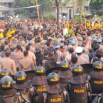 Doc. Barisan personel kepolisian melakukan pengamanan saat aksi demonstrasi mahasiswa di depan Gedung DPRD Kalimantan Selatan, Banjarmasin, Kamis (22/10/2026), di tengah penyampaian aspirasi terkait penanganan kebakaran hutan dan lahan (karhutla) serta dampak kabut asap.