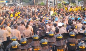 Doc. Barisan personel kepolisian melakukan pengamanan saat aksi demonstrasi mahasiswa di depan Gedung DPRD Kalimantan Selatan, Banjarmasin, Kamis (22/10/2026), di tengah penyampaian aspirasi terkait penanganan kebakaran hutan dan lahan (karhutla) serta dampak kabut asap.