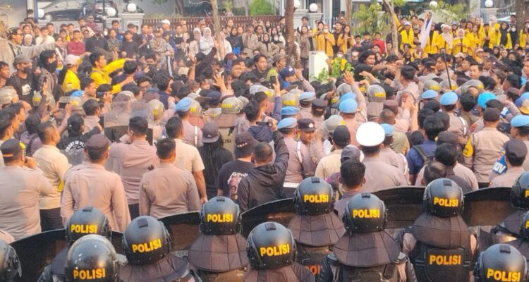 Doc. Barisan personel kepolisian melakukan pengamanan saat aksi demonstrasi mahasiswa di depan Gedung DPRD Kalimantan Selatan, Banjarmasin, Kamis (22/10/2026), di tengah penyampaian aspirasi terkait penanganan kebakaran hutan dan lahan (karhutla) serta dampak kabut asap.