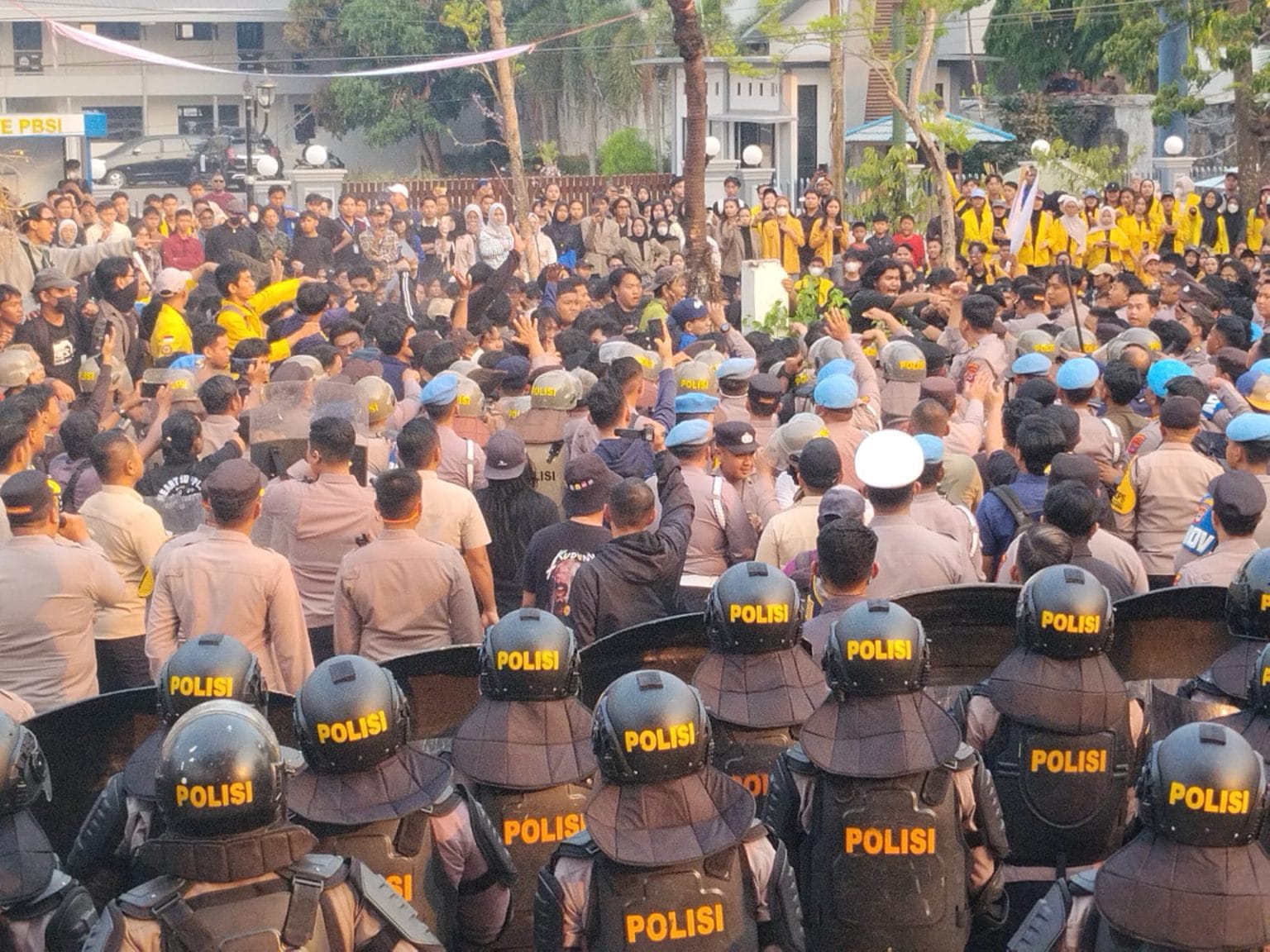 Doc. Barisan personel kepolisian melakukan pengamanan saat aksi demonstrasi mahasiswa di depan Gedung DPRD Kalimantan Selatan, Banjarmasin, Kamis (22/10/2026), di tengah penyampaian aspirasi terkait penanganan kebakaran hutan dan lahan (karhutla) serta dampak kabut asap.