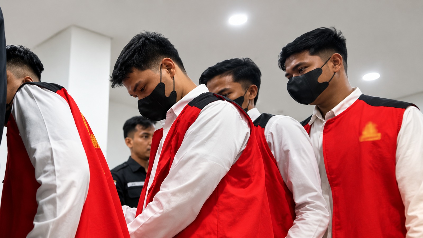 Doc. Sejumlah terdakwa mengenakan rompi merah saat berada di lingkungan pengadilan. Foto ini digunakan untuk melengkapi pemberitaan mengenai persidangan kasus pengeroyokan yang menewaskan dua debt collector di kawasan Kalibata, Jakarta Selatan.