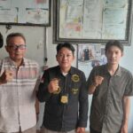 Doc. Sukindar, S.H., Wakil Ketua Umum DPP FERADI WPI sekaligus Ketua DPC FERADI WPI Kota Semarang, bersama Heru dan keluarga Darmini saat melakukan konsolidasi akhir serta penandatanganan berkas gugatan pembatalan lelang dan perlawanan eksekusi atas tanah seluas 5.480 meter persegi di Desa Poncorejo, Kecamatan Gemuh, Kabupaten Kendal, di Kantor PBH FERADI WPI DPC Kota Semarang, Jumat (23/10/2026).