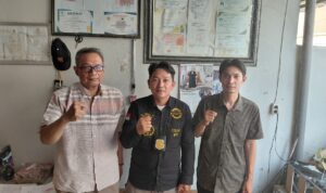 Doc. Sukindar, S.H., Wakil Ketua Umum DPP FERADI WPI sekaligus Ketua DPC FERADI WPI Kota Semarang, bersama Heru dan keluarga Darmini saat melakukan konsolidasi akhir serta penandatanganan berkas gugatan pembatalan lelang dan perlawanan eksekusi atas tanah seluas 5.480 meter persegi di Desa Poncorejo, Kecamatan Gemuh, Kabupaten Kendal, di Kantor PBH FERADI WPI DPC Kota Semarang, Jumat (23/10/2026).