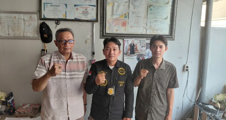 Doc. Sukindar, S.H., Wakil Ketua Umum DPP FERADI WPI sekaligus Ketua DPC FERADI WPI Kota Semarang, bersama Heru dan keluarga Darmini saat melakukan konsolidasi akhir serta penandatanganan berkas gugatan pembatalan lelang dan perlawanan eksekusi atas tanah seluas 5.480 meter persegi di Desa Poncorejo, Kecamatan Gemuh, Kabupaten Kendal, di Kantor PBH FERADI WPI DPC Kota Semarang, Jumat (23/10/2026).