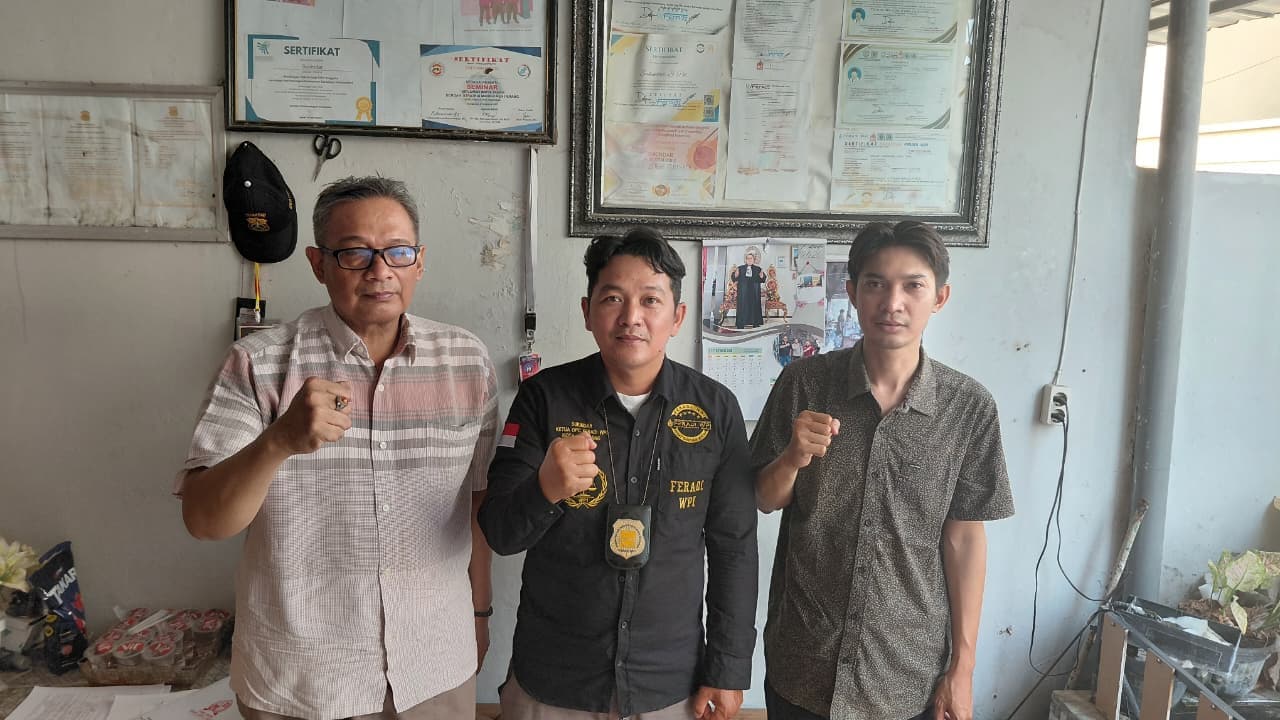 Doc. Sukindar, S.H., Wakil Ketua Umum DPP FERADI WPI sekaligus Ketua DPC FERADI WPI Kota Semarang, bersama Heru dan keluarga Darmini saat melakukan konsolidasi akhir serta penandatanganan berkas gugatan pembatalan lelang dan perlawanan eksekusi atas tanah seluas 5.480 meter persegi di Desa Poncorejo, Kecamatan Gemuh, Kabupaten Kendal, di Kantor PBH FERADI WPI DPC Kota Semarang, Jumat (23/10/2026).