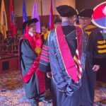 Doc. Pdt. Dr. Lusak Andrews M. Butar-butar, S.Th., M.Th., dalam momentum wisuda doktoral teologi, Sabtu (24/10/2026). Disertasinya mengangkat tema polarisasi Gereja Injili dan Ekumenikal di wilayah DKI Jakarta melalui pendekatan interdisipliner sosiologi keamanan nasional, dengan penekanan pada pentingnya kesatuan gereja, dialog, dan kerukunan untuk merawat persatuan bangsa di tengah keberagaman.