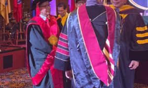 Doc. Pdt. Dr. Lusak Andrews M. Butar-butar, S.Th., M.Th., dalam momentum wisuda doktoral teologi, Sabtu (24/10/2026). Disertasinya mengangkat tema polarisasi Gereja Injili dan Ekumenikal di wilayah DKI Jakarta melalui pendekatan interdisipliner sosiologi keamanan nasional, dengan penekanan pada pentingnya kesatuan gereja, dialog, dan kerukunan untuk merawat persatuan bangsa di tengah keberagaman.
