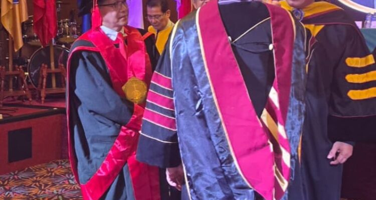 Doc. Pdt. Dr. Lusak Andrews M. Butar-butar, S.Th., M.Th., dalam momentum wisuda doktoral teologi, Sabtu (24/10/2026). Disertasinya mengangkat tema polarisasi Gereja Injili dan Ekumenikal di wilayah DKI Jakarta melalui pendekatan interdisipliner sosiologi keamanan nasional, dengan penekanan pada pentingnya kesatuan gereja, dialog, dan kerukunan untuk merawat persatuan bangsa di tengah keberagaman.