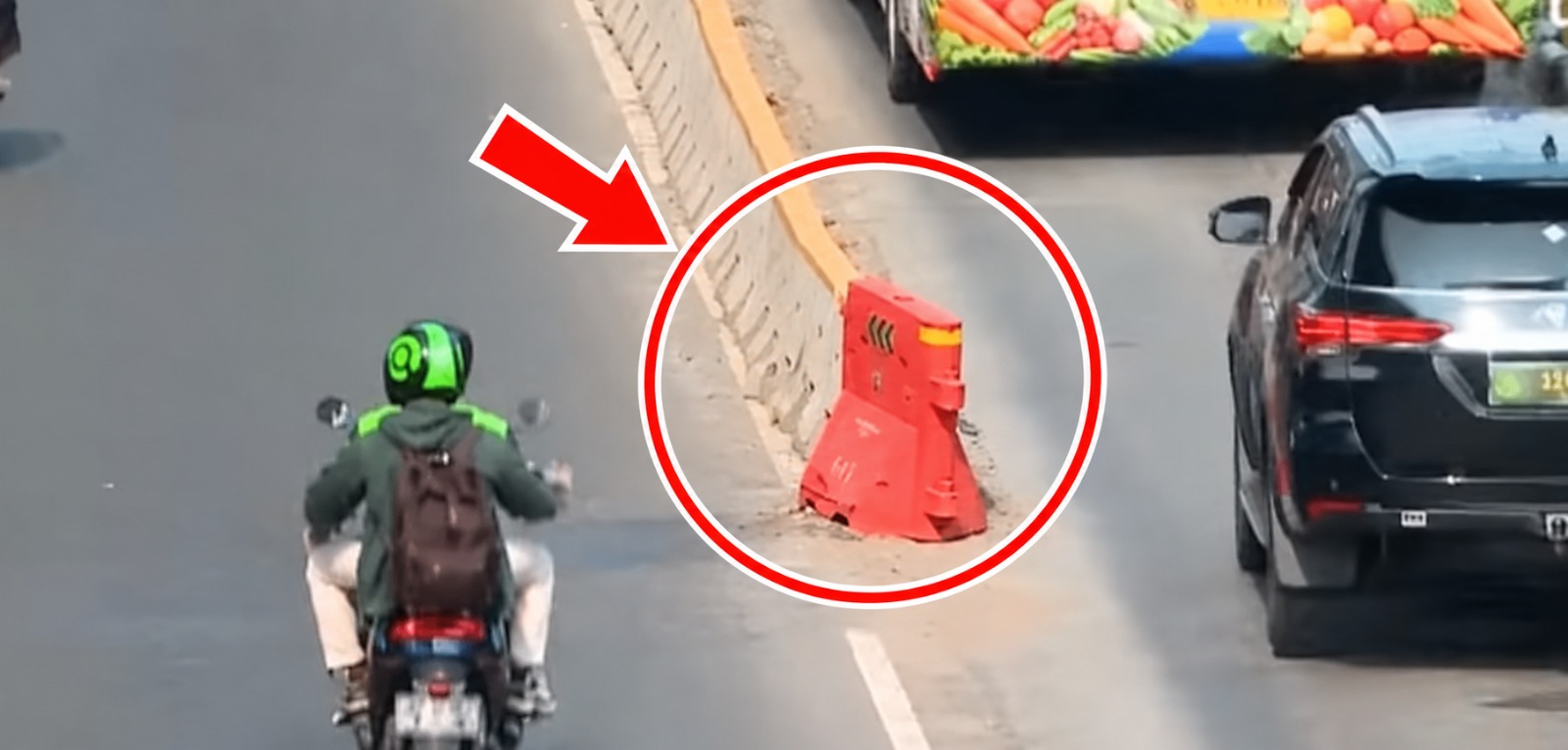 Doc. Kondisi separator atau pembatas jalur khusus Transjakarta di Koridor 9 yang ditandai lingkaran dan panah merah, dengan posisi pembatas di antara jalur kendaraan. Kondisi separator di sekitar Halte Ciliwung menjadi sorotan menyusul insiden kendaraan menabrak pembatas yang berulang dan mengganggu kelancaran lalu lintas serta operasional Transjakarta.
