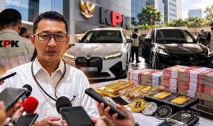 Doc. Juru Bicara KPK Budi Prasetyo memberikan keterangan terkait penyidikan dugaan korupsi pengelolaan Dana Siap Pakai (DSP) BNPB. Ilustrasi menampilkan kendaraan yang dikaitkan dengan proses penyitaan serta barang bukti berupa uang tunai, emas, dan aset kripto yang disebut dalam penanganan perkara.