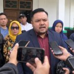 Doc. Adv. M. Ismail Zulkarnain, S.H., CCLA., CMDF., CTL., selaku kuasa hukum ahli waris dan keluarga korban sekaligus Direktur Eksekutif LBH Setia Dharma Nusantara, memberikan keterangan kepada awak media usai sidang putusan perkara penusukan yang menewaskan Muhammad Zuhri alias Mamat Godriel di Pengadilan Negeri Pekalongan, Senin (26/10/2026). Ismail menyampaikan apresiasi kepada majelis hakim dan Jaksa Penuntut Umum atas penanganan perkara tersebut. Foto: Dokumentasi.