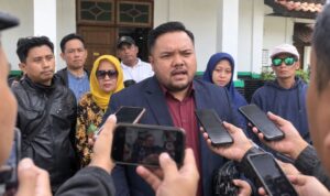 PN Pekalongan Vonis Terdakwa Penusukan Mamat Godriel 18 Tahun Penjara Doc. Adv. M. Ismail Zulkarnain, S.H., CCLA., CMDF., CTL., selaku kuasa hukum ahli waris dan keluarga korban sekaligus Direktur Eksekutif LBH Setia Dharma Nusantara, memberikan keterangan kepada awak media usai sidang putusan perkara penusukan yang menewaskan Muhammad Zuhri alias Mamat Godriel di Pengadilan Negeri Pekalongan, Senin (26/10/2026). Ismail menyampaikan apresiasi kepada majelis hakim dan Jaksa Penuntut Umum atas penanganan perkara tersebut. Foto: Dokumentasi.