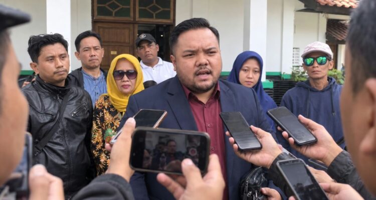 Doc. Adv. M. Ismail Zulkarnain, S.H., CCLA., CMDF., CTL., selaku kuasa hukum ahli waris dan keluarga korban sekaligus Direktur Eksekutif LBH Setia Dharma Nusantara, memberikan keterangan kepada awak media usai sidang putusan perkara penusukan yang menewaskan Muhammad Zuhri alias Mamat Godriel di Pengadilan Negeri Pekalongan, Senin (26/10/2026). Ismail menyampaikan apresiasi kepada majelis hakim dan Jaksa Penuntut Umum atas penanganan perkara tersebut. Foto: Dokumentasi.