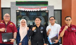 Doc. Tim hukum DPP FERADI WPI bersama Subur Jaya Law Firm berfoto bersama usai menghadiri sidang pembuktian pihak penggugat dalam perkara perdata Nomor 93/Pdt.G/2026/PN Kdl di Pengadilan Negeri Kendal Kelas IB, Selasa (27/10/2026). Persidangan selanjutnya dijadwalkan pada Selasa (3/11/2026), pukul 10.00 WIB, dengan agenda pembuktian dari pihak tergugat.