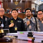 Doc. Tim hukum DPP FERADI WPI bersama Subur Jaya Law Firm berfoto di ruang sidang Pengadilan Negeri Semarang dalam pendampingan perkara perdata Nomor 292/Pdt.G/2026/PN Smg, Selasa (27/10/2026). Persidangan tersebut beragendakan pembuktian lanjutan dari pihak tergugat, dengan jadwal sidang berikutnya pada Selasa (3/11/2026). Foto ilustrasi KawanJariNews.com.