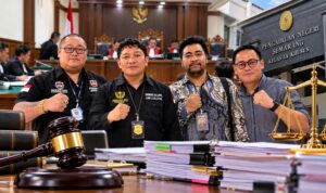 Sidang Perkara 292/Pdt.G/2026 di PN Semarang Ditunda hingga 3 November Doc. Tim hukum DPP FERADI WPI bersama Subur Jaya Law Firm berfoto di ruang sidang Pengadilan Negeri Semarang dalam pendampingan perkara perdata Nomor 292/Pdt.G/2026/PN Smg, Selasa (27/10/2026). Persidangan tersebut beragendakan pembuktian lanjutan dari pihak tergugat, dengan jadwal sidang berikutnya pada Selasa (3/11/2026). Foto ilustrasi KawanJariNews.com.