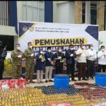 Doc. Proses pemusnahan barang-barang ilegal hasil penindakan Bea Cukai Sumatera Bagian Timur yang dilaksanakan secara bertahap sejak 26 Oktober 2026 di Palembang, Sumatera Selatan. Barang yang dimusnahkan berasal dari 229 Surat Bukti Penindakan periode 2025–2026, dengan nilai yang dilaporkan mencapai Rp20,56 miliar.