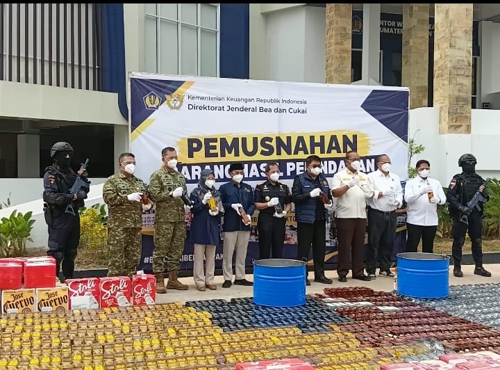 Doc. Proses pemusnahan barang-barang ilegal hasil penindakan Bea Cukai Sumatera Bagian Timur yang dilaksanakan secara bertahap sejak 26 Oktober 2026 di Palembang, Sumatera Selatan. Barang yang dimusnahkan berasal dari 229 Surat Bukti Penindakan periode 2025–2026, dengan nilai yang dilaporkan mencapai Rp20,56 miliar.