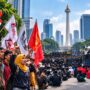 Doc. Aksi unjuk rasa di kawasan pusat Jakarta, menampilkan massa demonstran yang menyampaikan aspirasi melalui orasi dan spanduk, sementara aparat kepolisian melakukan pengamanan di sekitar lokasi.