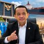 Doc. Menteri ESDM Bahlil Lahadalia dalam ilustrasi pemberitaan mengenai kebijakan perubahan mekanisme impor minyak mentah, bahan bakar minyak (BBM), dan LPG melalui Perpres Nomor 107 Tahun 2026. Ilustrasi turut menampilkan kapal tanker, fasilitas penyimpanan, dan infrastruktur pengolahan minyak sebagai gambaran rantai pasok energi nasional. (Foto: Ilustrasi/KawanJariNews.com)