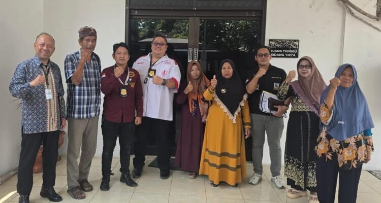 Doc. Tim Hukum FERADI WPI & Subur Jaya Lawfirm berfoto bersama usai mengikuti agenda sidang pembuktian pihak penggugat dalam perkara sengketa waris Ibu Manisah Nomor 88/Pdt.G/2026/PN Kdl di Pengadilan Negeri Kendal Kelas IB, Rabu (28/10/2026). Persidangan tersebut menjadi bagian dari proses pembuktian dalil penggugat terkait hak waris, dengan agenda sidang lanjutan berupa pembuktian dari pihak tergugat dan turut tergugat yang dijadwalkan pada Rabu (4/11/2026).