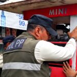 Doc. Petugas Satuan Polisi Pamong Praja (Satpol PP) melakukan penertiban terhadap sebuah kios di kawasan trotoar. Penertiban tersebut diilustrasikan dalam pemberitaan mengenai penataan fasilitas umum dan pengembalian fungsi trotoar bagi pejalan kaki.