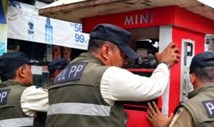 50 Lapak PKL di Trotoar Jalan KH Mas Mansyur Ditertibkan Doc. Petugas Satuan Polisi Pamong Praja (Satpol PP) melakukan penertiban terhadap sebuah kios di kawasan trotoar. Penertiban tersebut diilustrasikan dalam pemberitaan mengenai penataan fasilitas umum dan pengembalian fungsi trotoar bagi pejalan kaki.