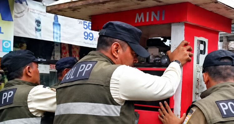 Doc. Petugas Satuan Polisi Pamong Praja (Satpol PP) melakukan penertiban terhadap sebuah kios di kawasan trotoar. Penertiban tersebut diilustrasikan dalam pemberitaan mengenai penataan fasilitas umum dan pengembalian fungsi trotoar bagi pejalan kaki.