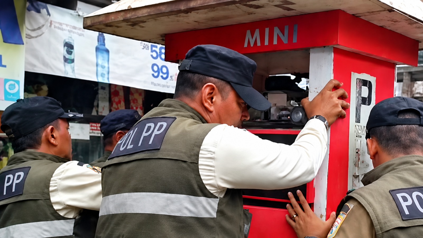 Doc. Petugas Satuan Polisi Pamong Praja (Satpol PP) melakukan penertiban terhadap sebuah kios di kawasan trotoar. Penertiban tersebut diilustrasikan dalam pemberitaan mengenai penataan fasilitas umum dan pengembalian fungsi trotoar bagi pejalan kaki.