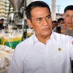 Doc. Menteri Pertanian Andi Amran Sulaiman saat melakukan inspeksi terkait dugaan penyalahgunaan beras subsidi SPHP yang dikemas ulang dan dipasarkan sebagai beras premium di kawasan Kayumanis, Matraman, Jakarta Timur, Rabu (28/10/2026). Pemerintah menegaskan komitmen untuk menindak tegas pihak yang terbukti terlibat, termasuk pegawai yang melanggar ketentuan.