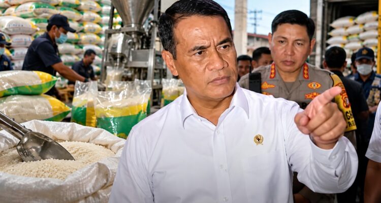 Doc. Menteri Pertanian Andi Amran Sulaiman saat melakukan inspeksi terkait dugaan penyalahgunaan beras subsidi SPHP yang dikemas ulang dan dipasarkan sebagai beras premium di kawasan Kayumanis, Matraman, Jakarta Timur, Rabu (28/10/2026). Pemerintah menegaskan komitmen untuk menindak tegas pihak yang terbukti terlibat, termasuk pegawai yang melanggar ketentuan.