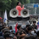 Doc. suasana aksi demonstrasi mahasiswa Universitas Trisakti di Jakarta, dengan massa berkumpul di sekitar kendaraan komando sambil membawa bendera dan menyampaikan aspirasi. Aksi pada Kamis (29/10/2026) tersebut berkaitan dengan tuntutan Tritura dan rencana penyampaian aspirasi menuju kawasan Istana Merdeka.