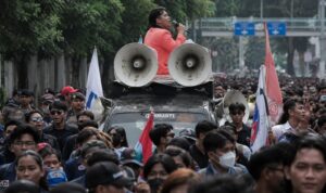 Doc. suasana aksi demonstrasi mahasiswa Universitas Trisakti di Jakarta, dengan massa berkumpul di sekitar kendaraan komando sambil membawa bendera dan menyampaikan aspirasi. Aksi pada Kamis (29/10/2026) tersebut berkaitan dengan tuntutan Tritura dan rencana penyampaian aspirasi menuju kawasan Istana Merdeka.