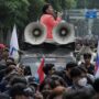 Doc. suasana aksi demonstrasi mahasiswa Universitas Trisakti di Jakarta, dengan massa berkumpul di sekitar kendaraan komando sambil membawa bendera dan menyampaikan aspirasi. Aksi pada Kamis (29/10/2026) tersebut berkaitan dengan tuntutan Tritura dan rencana penyampaian aspirasi menuju kawasan Istana Merdeka.