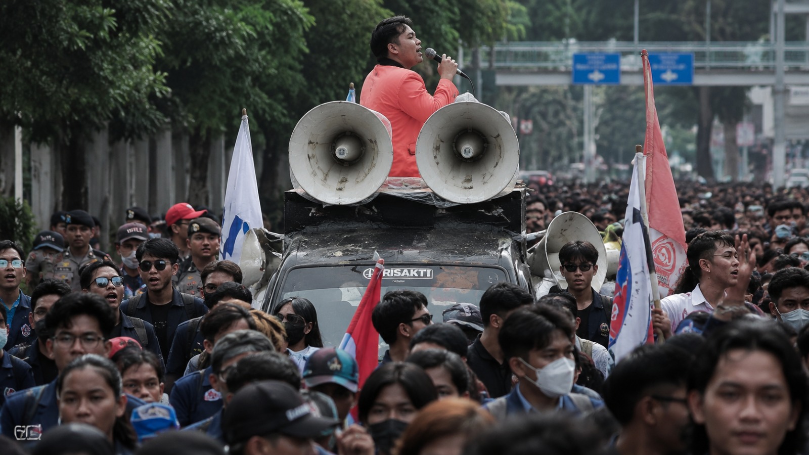 Doc. suasana aksi demonstrasi mahasiswa Universitas Trisakti di Jakarta, dengan massa berkumpul di sekitar kendaraan komando sambil membawa bendera dan menyampaikan aspirasi. Aksi pada Kamis (29/10/2026) tersebut berkaitan dengan tuntutan Tritura dan rencana penyampaian aspirasi menuju kawasan Istana Merdeka.