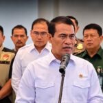Doc. Menteri Pertanian sekaligus Kepala Bapanas, Andi Amran Sulaiman, menyampaikan keterangan kepada awak media terkait penindakan terhadap delapan pejabat Bulog dan Bapanas menyusul dugaan penyelewengan beras SPHP.